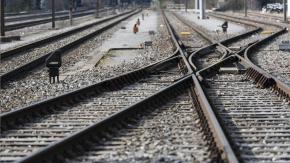 Mujer murió atropellada por un tren, pero salvó a su bebé lanzándolo al costado de las vías Mujer murió atropellada por un tren, pero salvó a su bebé lanzándolo al costado de las vías