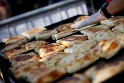 "La grandiosa Bertita" pone calma por precios en fondas: Anticuchos a $6 mil y empanadas "baratas" "La grandiosa Bertita" pone calma por precios en fondas: Anticuchos a $6 mil y empanadas "baratas"