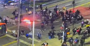 Se registran desórdenes en el centro de Santiago: Desconocidos prendieron barricadas en la Alameda Se registran desórdenes en el centro de Santiago: Desconocidos prendieron barricadas en la Alameda