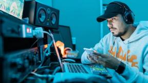 Cómo se hacen los hits: El desconocido rol de los productores en el auge de la música urbana chilena Cómo se hacen los hits: El desconocido rol de los productores en el auge de la música urbana chilena