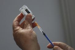 Ministra de Salud descarta vacunación para bebés desde los seis meses, pese a autorización del ISP Ministra de Salud descarta vacunación para bebés desde los seis meses, pese a autorización del ISP