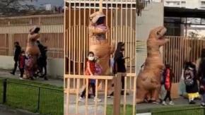 Papá se disfrazó de dinosaurio para demostrar a sus hijas que se puede vivir sin miedo Papá se disfrazó de dinosaurio para demostrar a sus hijas que se puede vivir sin miedo