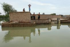 Pakistán necesita 10.000 millones de dólares para la reconstrucción tras inundaciones Pakistán necesita 10.000 millones de dólares para la reconstrucción tras inundaciones