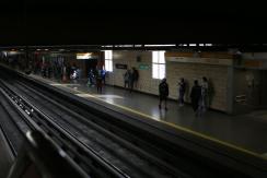Persona ciega murió tras precipitarse a vías del Metro de Santiago Persona ciega murió tras precipitarse a vías del Metro de Santiago