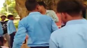 Estudiantes amarraron a profesor de matemáticas a un árbol y lo golpearon por reprobarlos Estudiantes amarraron a profesor de matemáticas a un árbol y lo golpearon por reprobarlos