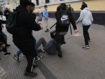 [FOTOS] Agreden a Simón Boric en las afueras de la Universidad de Chile