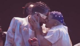 "Otro logro más": Bailarín que besó a Bad Bunny alzó la voz y avivó la polémica "Otro logro más": Bailarín que besó a Bad Bunny alzó la voz y avivó la polémica