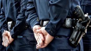 Mujer acusa que fue a denunciar a su marido por violencia de género y dos policías abusaron de ella Mujer acusa que fue a denunciar a su marido por violencia de género y dos policías abusaron de ella