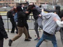 Decretan arresto domiciliario nocturno para detenidos por agresión a hermano del Presidente Boric Decretan arresto domiciliario nocturno para detenidos por agresión a hermano del Presidente Boric