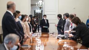 Del PC a la UDI: Partidos valoran reunión con Boric y anuncian coordinación por nueva Constitución Del PC a la UDI: Partidos valoran reunión con Boric y anuncian coordinación por nueva Constitución