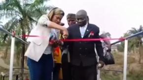 [VIDEO] Puente colapsa en medio de inauguración: Estaban cortando la cinta y se derrumbó