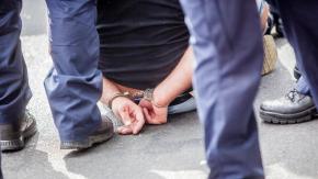 Lo vio en la TV: Madre entregó a su hijo a la policía al enterarse que era sospechoso de asesinato Lo vio en la TV: Madre entregó a su hijo a la policía al enterarse que era sospechoso de asesinato