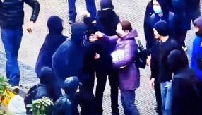 Mujer fue agredida por encapuchados en Santiago