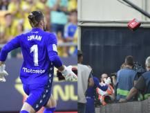 Tensión en partido del Barcelona: Hincha sufrió infarto y futbolista corrió por desfibrilador Tensión en partido del Barcelona: Hincha sufrió infarto y futbolista corrió por desfibrilador