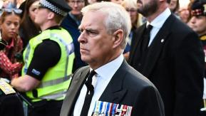 "Viejo enfermo": Manifestante le gritó al príncipe Andrés durante traslado de la reina Isabel II "Viejo enfermo": Manifestante le gritó al príncipe Andrés durante traslado de la reina Isabel II