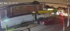 Portonazo en La Cisterna: Conductor fue intimidado con armas de fuego por motochorros Portonazo en La Cisterna: Conductor fue intimidado con armas de fuego por motochorros