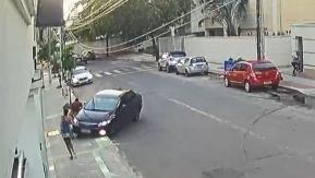 Delincuente roba celular a mujer y segundos después es atropellado por su novio Delincuente roba celular a mujer y segundos después es atropellado por su novio