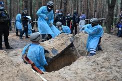 Ucrania encuentra tumbas, fosas comunes y "centros de tortura" en territorio liberado de Rusia