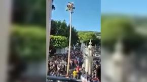 [VIDEO] Cayó de 9 metros de altura: Joven se desploma cuando jugaba al palo encebado