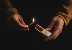 Hombre roció con alcohol a su pareja y le prendió fuego: joven tiene el 35% de su cuerpo quemado