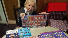 "Viera las caritas de mis nietos": Abuela gasta toda su jubilación en láminas del álbum Qatar 2022 "Viera las caritas de mis nietos": Abuela gasta toda su jubilación en láminas del álbum Qatar 2022