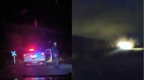 Policía de EEUU detiene a mujer y la deja en patrulla en vía del tren: Fue embestida por la máquina Policía de EEUU detiene a mujer y la deja en patrulla en vía del tren: Fue embestida por la máquina