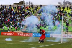 Suspenden duelo entre UC y la U por Copa Chile: fuegos artificiales afectan a arquero Martín Parra Suspenden duelo entre UC y la U por Copa Chile: fuegos artificiales afectan a arquero Martín Parra