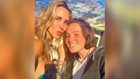 La primera aparición de Angélica Castro tras escándalo de De la Fuente: llegó a evento con su hija La primera aparición de Angélica Castro tras escándalo de De la Fuente: llegó a evento con su hija