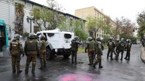 Detienen a tres alumnos del Liceo de Aplicación por lanzamiento de artefactos incendiarios Detienen a tres alumnos del Liceo de Aplicación por lanzamiento de artefactos incendiarios