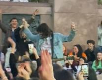 Cantante argentino tocó gratis en una plaza: Le regalaron láminas del mundial y le salió Messi Cantante argentino tocó gratis en una plaza: Le regalaron láminas del mundial y le salió Messi