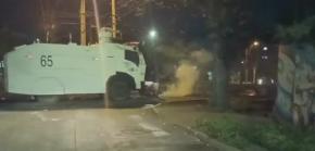 Antisociales queman un carro lanza agua tras incidentes en Villa Francia Antisociales queman un carro lanza agua tras incidentes en Villa Francia