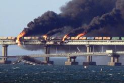 [VIDEO] Impactante momento en que explota el puente de Crimea: Al menos tres muertos