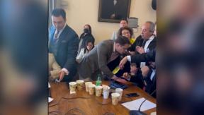 En medio de empujones e insultos: Expulsan a Gaspar Rivas de mesa paralela del proceso constituyente En medio de empujones e insultos: Expulsan a Gaspar Rivas de mesa paralela del proceso constituyente