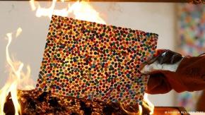 Artista británico Damien Hirst quema sus obras durante transmisión en vivo Artista británico Damien Hirst quema sus obras durante transmisión en vivo