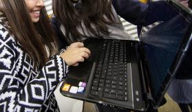 Abren sumario: 10 mil computadores de Junaeb están en bodegas y no se han entregado a escolares Abren sumario: 10 mil computadores de Junaeb están en bodegas y no se han entregado a escolares