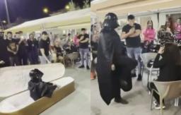 La propuesta más delirante: salió de ataúd vestido de Darth Vader y le pidió matrimonio a su novia La propuesta más delirante: salió de ataúd vestido de Darth Vader y le pidió matrimonio a su novia