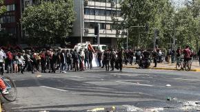 18-O: Detienen a sujeto que agredió a trabajadores de medios de comunicación en Plaza Baquedano 18-O: Detienen a sujeto que agredió a trabajadores de medios de comunicación en Plaza Baquedano
