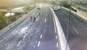 Persecución policial en Pudahuel: Sujetos lanzan bolso con billetes a Autopista Costanera Norte Persecución policial en Pudahuel: Sujetos lanzan bolso con billetes a Autopista Costanera Norte
