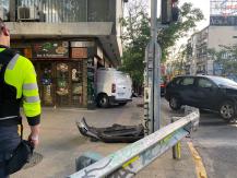 Accidente de tránsito termina con vehículo incrustado en restorán Accidente de tránsito termina con vehículo incrustado en restorán
