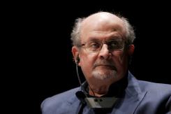 Escritor apuñalado durante evento en Nueva York perdió un ojo y una mano Escritor apuñalado durante evento en Nueva York perdió un ojo y una mano