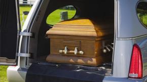 Cobran $56 millones: Empresa ofrece enterrar vivos a sus clientes y organizarles un funeral falso Cobran $56 millones: Empresa ofrece enterrar vivos a sus clientes y organizarles un funeral falso
