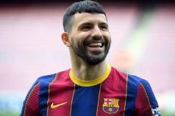 La divertida respuesta de Agüero a un hincha que le pidió venir a Colo-Colo a “hacer historia” La divertida respuesta de Agüero a un hincha que le pidió venir a Colo-Colo a “hacer historia”
