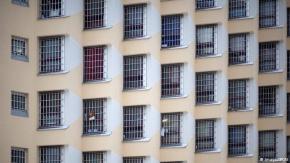 Despiden a guardia de cárcel alemana por mantener romance con un preso Despiden a guardia de cárcel alemana por mantener romance con un preso
