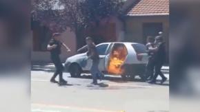 VIDEO | Hombre prende fuego a su propio auto para evitar que policías se lo llevaran VIDEO | Hombre prende fuego a su propio auto para evitar que policías se lo llevaran