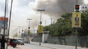 Al menos 100 muertos deja un doble atentado con coches bomba en Somalia Al menos 100 muertos deja un doble atentado con coches bomba en Somalia