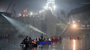 Sube a 130 el número de muertos en el colapso de un puente colgante en India Sube a 130 el número de muertos en el colapso de un puente colgante en India