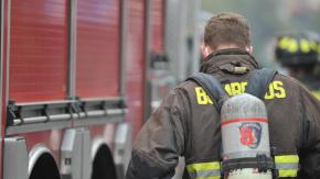 Incendio que afectó a fábrica de productos metálicos obligó a evacuar un edificio en La Cisterna Incendio que afectó a fábrica de productos metálicos obligó a evacuar un edificio en La Cisterna