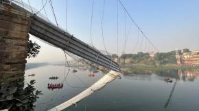 En fotos: el colapso de un puente en India que dejó más de 140 muertos En fotos: el colapso de un puente en India que dejó más de 140 muertos