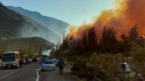 Incendio forestal en Monte Patria: Al menos 30 casas quemadas Incendio forestal en Monte Patria: Al menos 30 casas quemadas