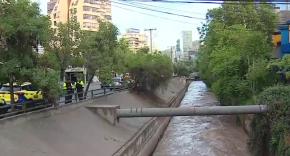 Bomberos busca a persona que cayó al canal San Carlos en Providencia
